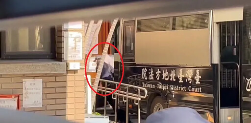 10國民法官開審剴剴案!惡保母姊妹現身 押下囚車畫面曝