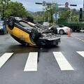 影/南港Lalaport前小黃撞分隔島「翻肚」 駕駛、乘客爬出逃生
