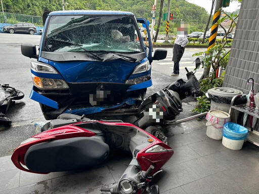 影/基隆恐怖追撞車禍 貨車連撞小黃、3機車