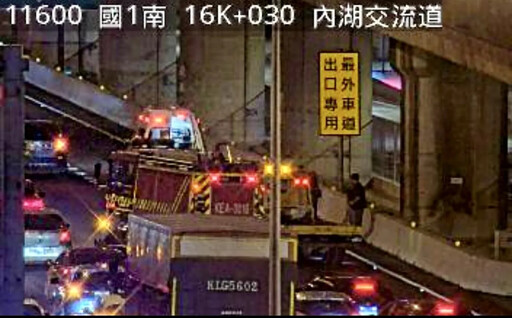 塞爆!國1內湖段4車追撞車禍1人傷 時速剩30