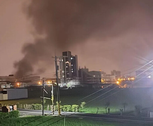 竹北工廠爆炸大火!烤漆廠狂燃黑煙狂竄 2移工燒傷