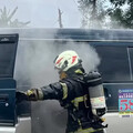 影/才保養完！南投廂型車突起火狂燃 灌救畫面直擊