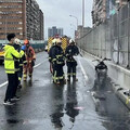 影/台64重機突斷電冒煙 下秒陷火海「燒到剩骨架」