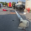 影/高雄市議會旁「轎車撞斷消防栓、路燈起火」1命危