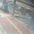 影/撞擊瞬間曝！台中向上路曳引車追撞 22車毀爛多人傷