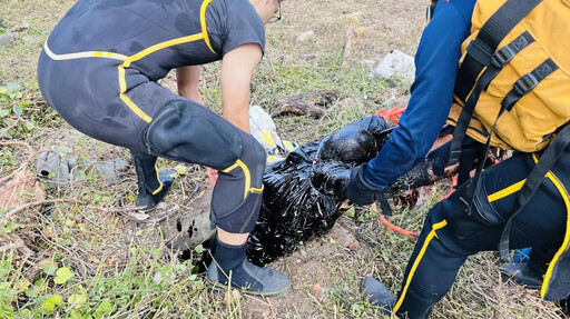 影/雲林驚見「黑油裹身」! 除草工跌入廢油井「五官幾被全封」