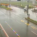 影/國3砂石車失控自撞瞬間曝光 分隔島「破一個洞」