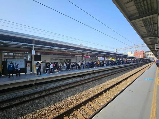影/近距離死亡現場直擊! 桃園8旬嬤闖平交道被區間車撞死