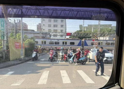 影/近距離死亡現場直擊! 桃園8旬嬤闖平交道被區間車撞死