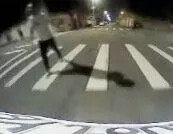 影/台中驚見「持刀男追趕拍打救護車」! 醫護奔派出所求救