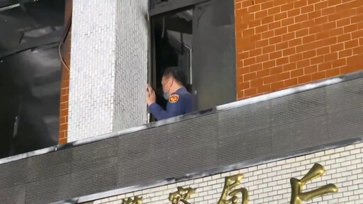 影/狂燃影片曝!台中后里分駐所大火 4員警急逃