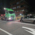 影/基隆89猴開車逆向pk聯結車！徒步肇逃「乘客被抓回」