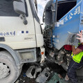 影/屏東砂石車高速對撞！打滑失控釀禍1人送醫