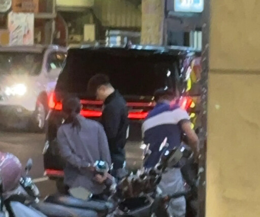 400萬名車出事!台中男違停沒拉手煞 連撞12車1女