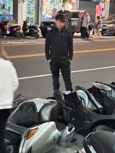 400萬名車出事!台中男違停沒拉手煞 連撞12車1女