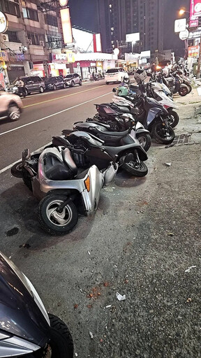 400萬名車出事!台中男違停沒拉手煞 連撞12車1女