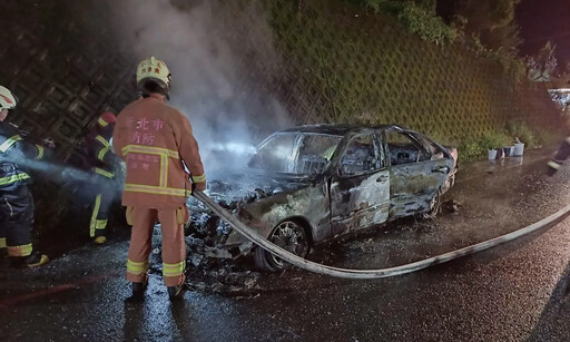 新北淡金路火燒車 賓士車陷火海燒到剩骨架