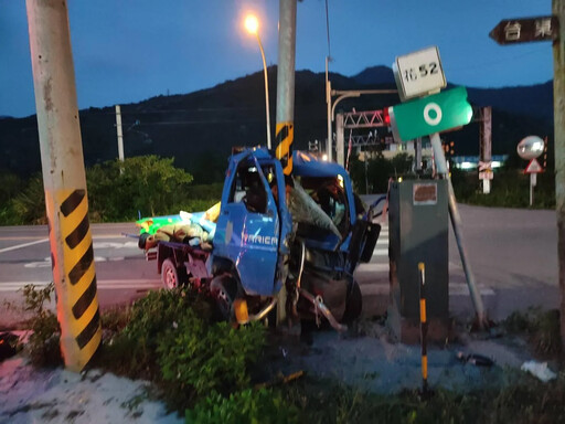 凌晨打獵返程!花蓮台9線自撞紅綠燈「車斗拋飛」 2死2傷