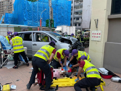 影/轎車撞八德區公所！廚師辦「殘障補助」遇死劫 妻搶命中