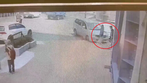 影/轎車撞八德區公所！廚師辦「殘障補助」遇死劫 妻搶命中