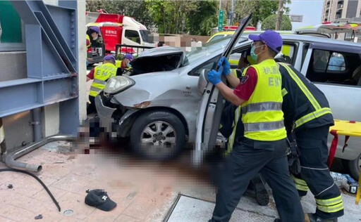 影/轎車撞八德區公所！廚師辦「殘障補助」遇死劫 妻搶命中