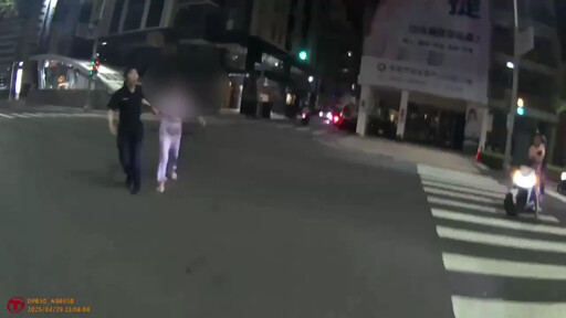 影/高雄情傷女夜半街頭哭喊「為何丟下我」 警即刻救援