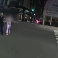 影/高雄情傷女夜半街頭哭喊「為何丟下我」 警即刻救援