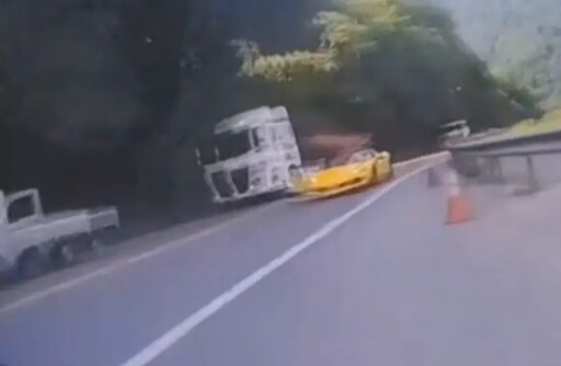 埔霧公路山道猴群出沒!超跑跨雙黃線、逆向穿梭大貨車陣中