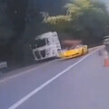 埔霧公路山道猴群出沒！超跑跨雙黃線、逆向穿梭大貨車陣中
