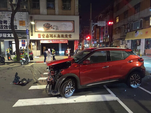 板橋深夜兩車相撞!轎車失控衝向補習班 撞爛騎樓樑柱