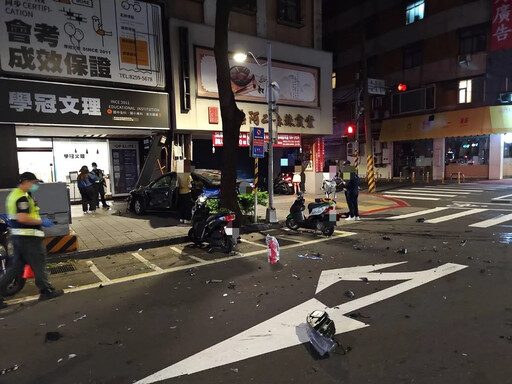 板橋深夜兩車相撞!轎車失控衝向補習班 撞爛騎樓樑柱