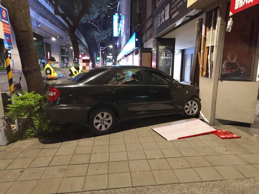 板橋深夜兩車相撞!轎車失控衝向補習班 撞爛騎樓樑柱