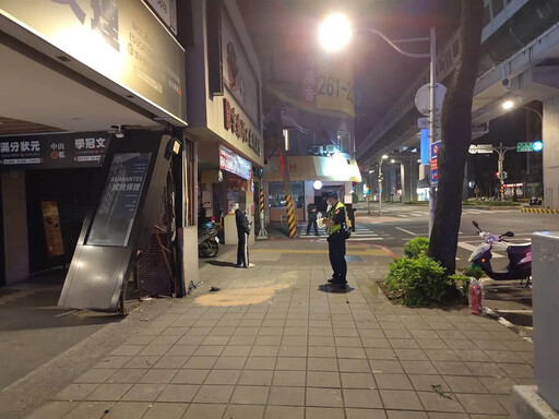 板橋深夜兩車相撞!轎車失控衝向補習班 撞爛騎樓樑柱