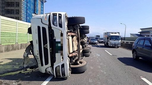 影/台65線水泥預拌車撞護欄翻覆 駕駛昏迷緊急送醫