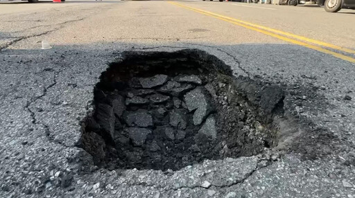 台中驚現天坑!貨車卡在路中動彈不得 警方到場管制