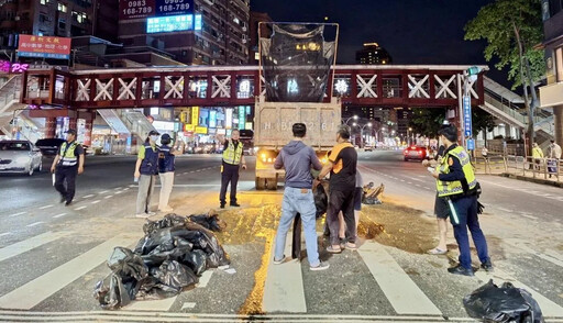 影/淡水砂石車急煞泥沙外洩 下班車流塞爆警急疏導