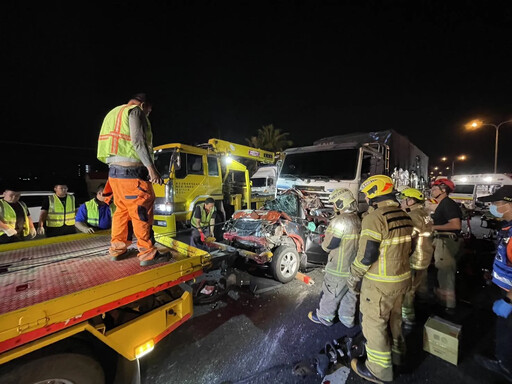 國1仁德段深夜重大車禍!「7車連環撞」釀5人輕傷