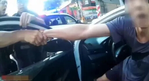 影/未繫安全帶遭攔查!桃園男欲撞警車逃逸 查出喪屍菸彈