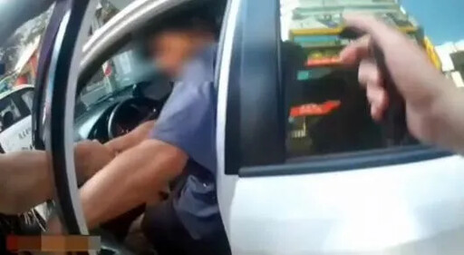 影/未繫安全帶遭攔查!桃園男欲撞警車逃逸 查出喪屍菸彈