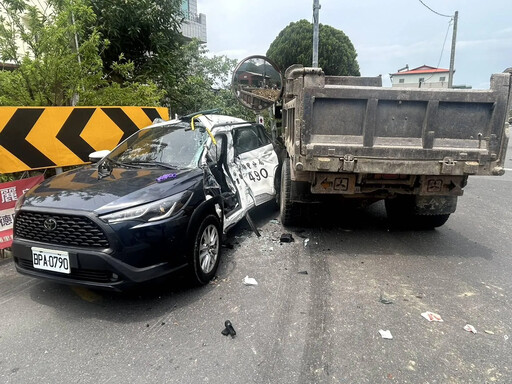 影/砂石拼裝車攔腰撞警車 南投2警受困送醫幸無大礙