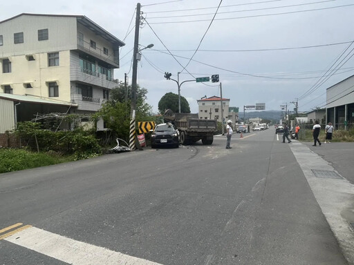 影/砂石拼裝車攔腰撞警車 南投2警受困送醫幸無大礙