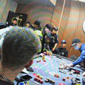 影/北市私人招待所藏賭場 警突襲逮攻堅7人
