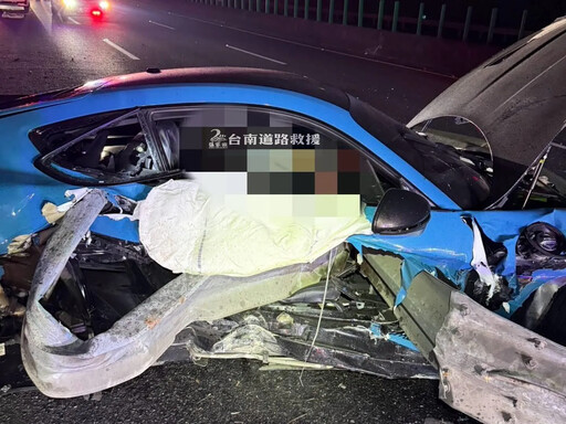 國3北向關廟段「保時捷撞剩車殼」! 駕駛臟器噴路上