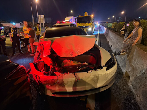 收假夜驚魂!國一麻豆交流道爆連環車禍 車頭、車身撞爛