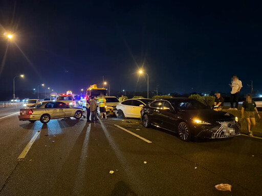 收假夜驚魂!國一麻豆交流道爆連環車禍 車頭、車身撞爛
