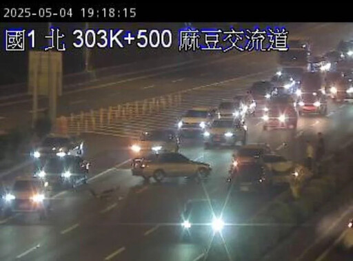收假夜驚魂!國一麻豆交流道爆連環車禍 車頭、車身撞爛