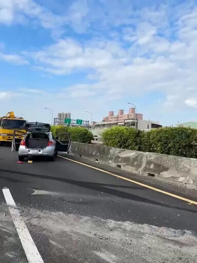 影/國1楠梓段重大車禍! 3大小車相撞「翻覆、甩分隔島上」