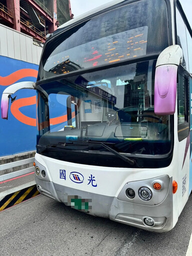 影/罕見畫面!北車前公車客運「3輛親在一起」