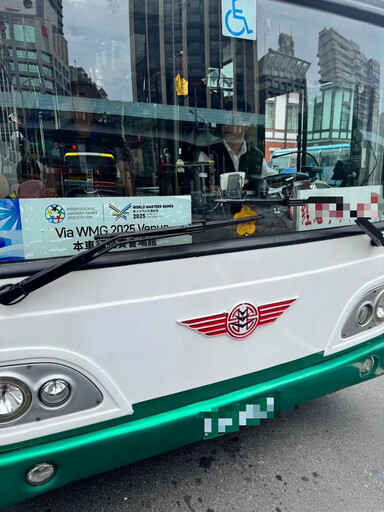 影/罕見畫面!北車前公車客運「3輛親在一起」