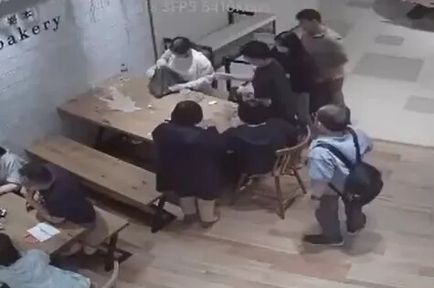大鬧板橋百貨生吐司店!奧客翻桌拿棍敲打店長 警方要查了